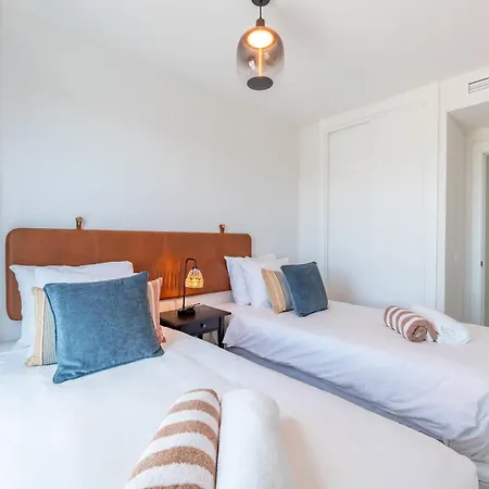 Pass The Keys Entire Luxurious 3 Bedroom Penthouse דירה פואנגירולה